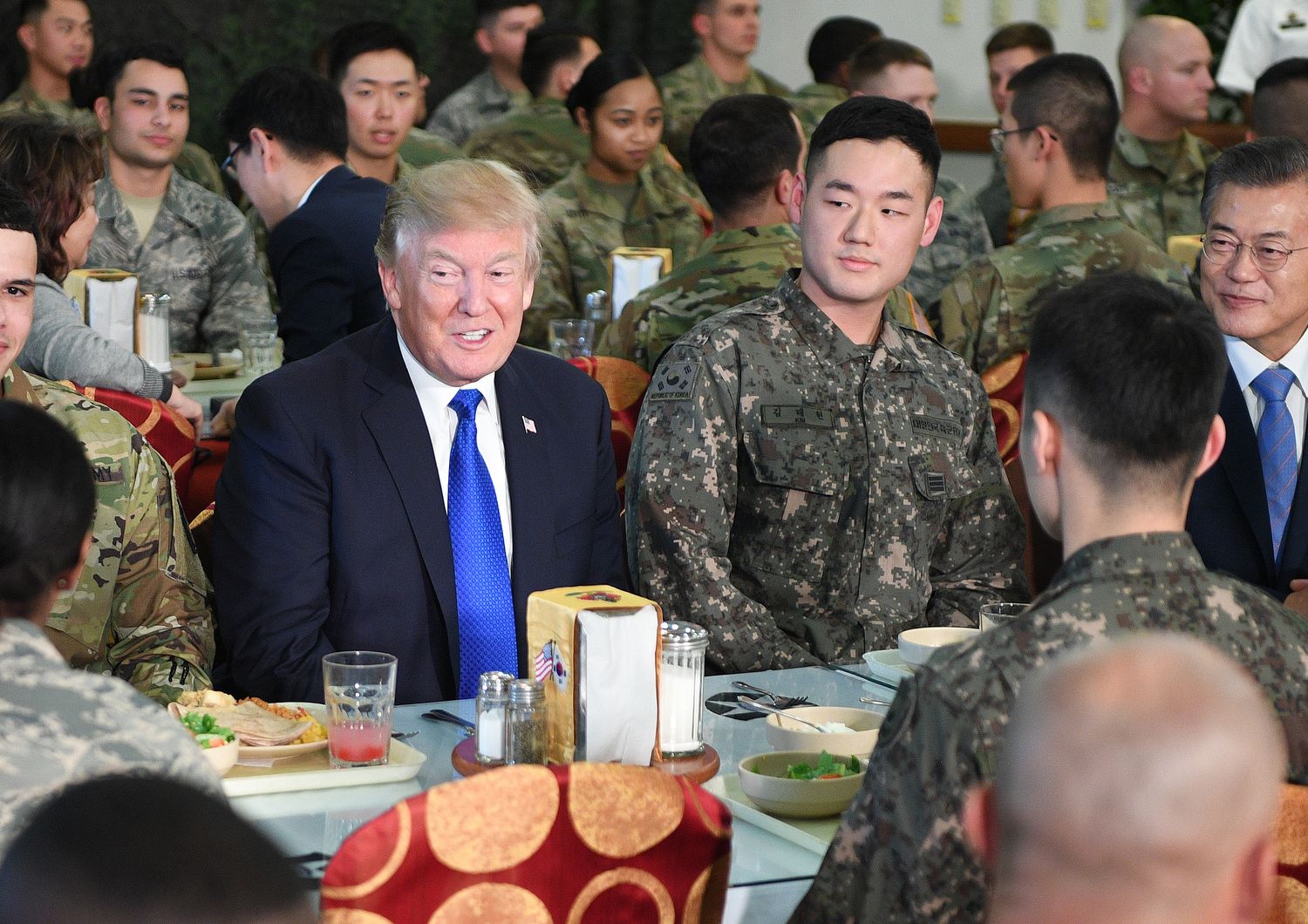 &nbsp;Donald Trump in visita in una base americana in Corea del Sud