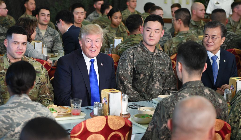 &nbsp;Donald Trump in visita in una base americana in Corea del Sud