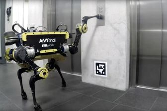 &nbsp;Un robot che prende l'ascensore