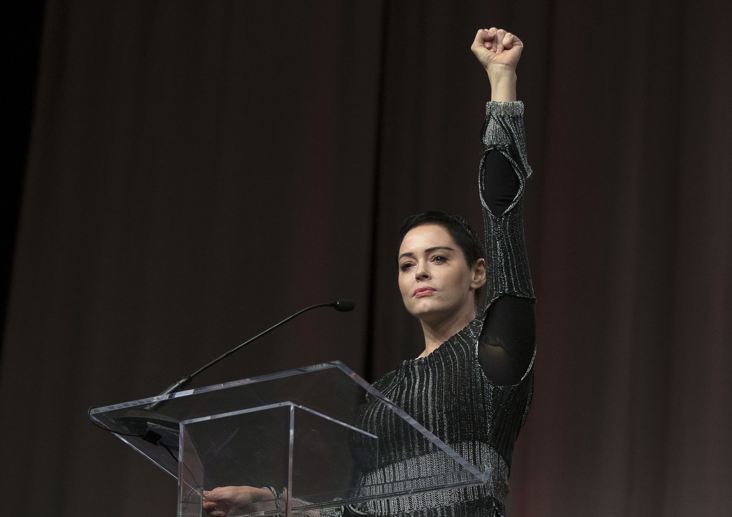 &nbsp;L'attrice Rose McGowan con il pugno alzato durante la presentazione della 'Marcia delle donne'