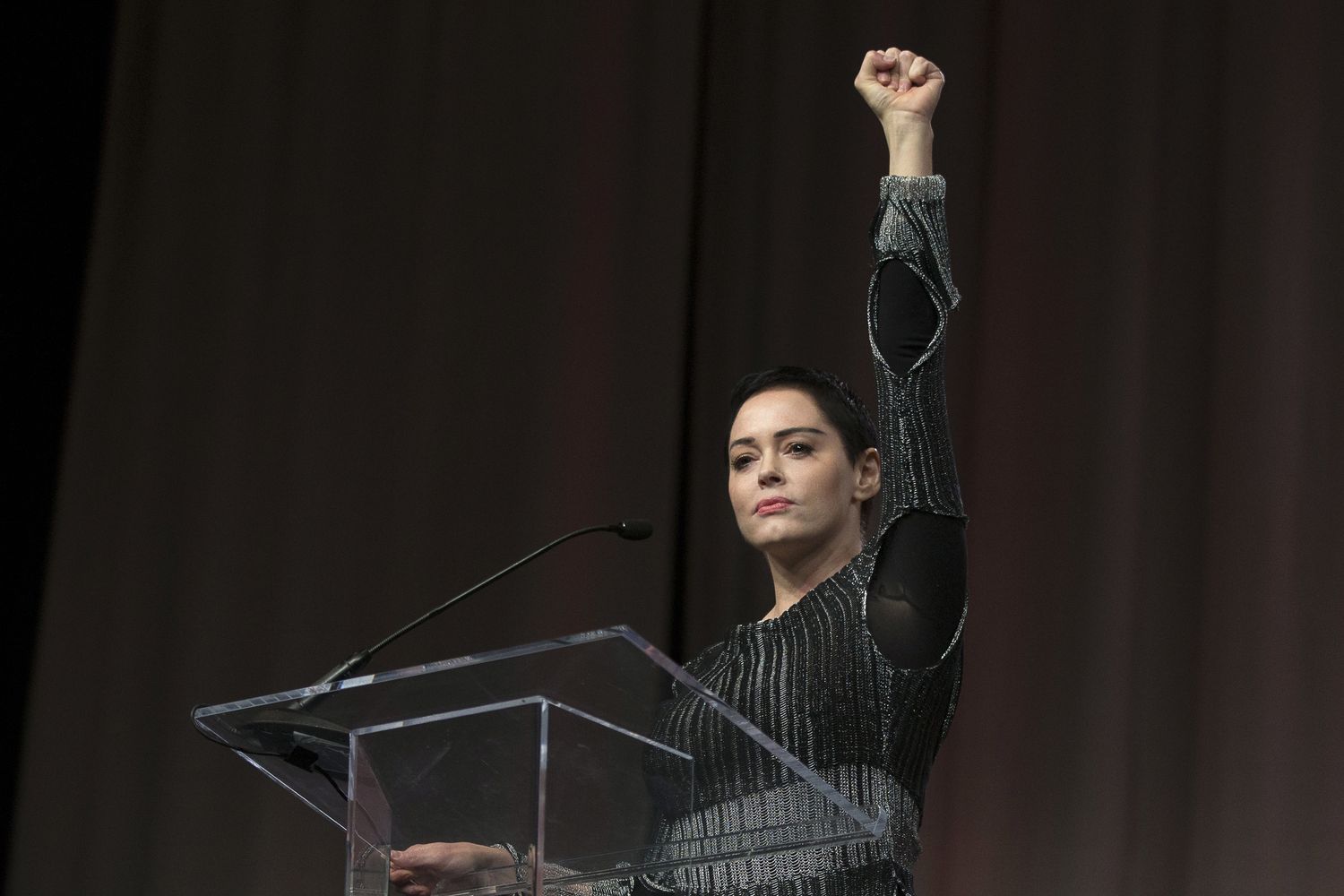 &nbsp;L'attrice Rose McGowan con il pugno alzato durante la presentazione della 'Marcia delle donne'