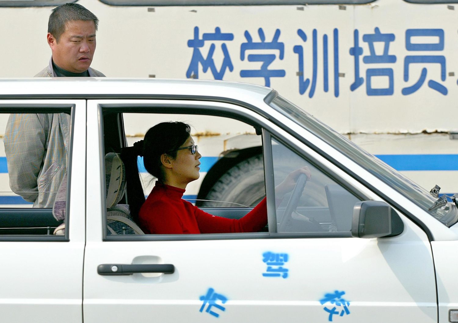Il manuale cinese per le donne al volante: n&eacute; capelli sciolti, n&eacute; profumi, n&eacute; malumore