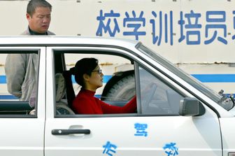 Il manuale cinese per le donne al volante: n&eacute; capelli sciolti, n&eacute; profumi, n&eacute; malumore