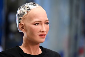 &quot;Se vi fregheremo il lavoro sar&agrave; colpa vostra&quot;. Sophia, il robot risponde ai giornalisti