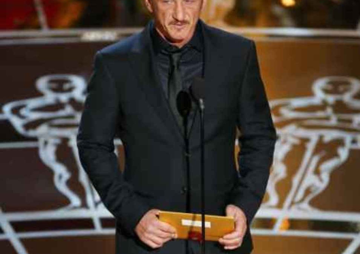 Sean Penn non chiede scusa per la battutaccia agli Oscar, "era ironica"