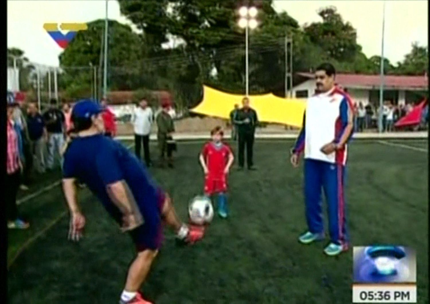 &nbsp;Maradona palleggia con Maduro
