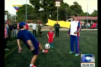 &nbsp;Maradona palleggia con Maduro