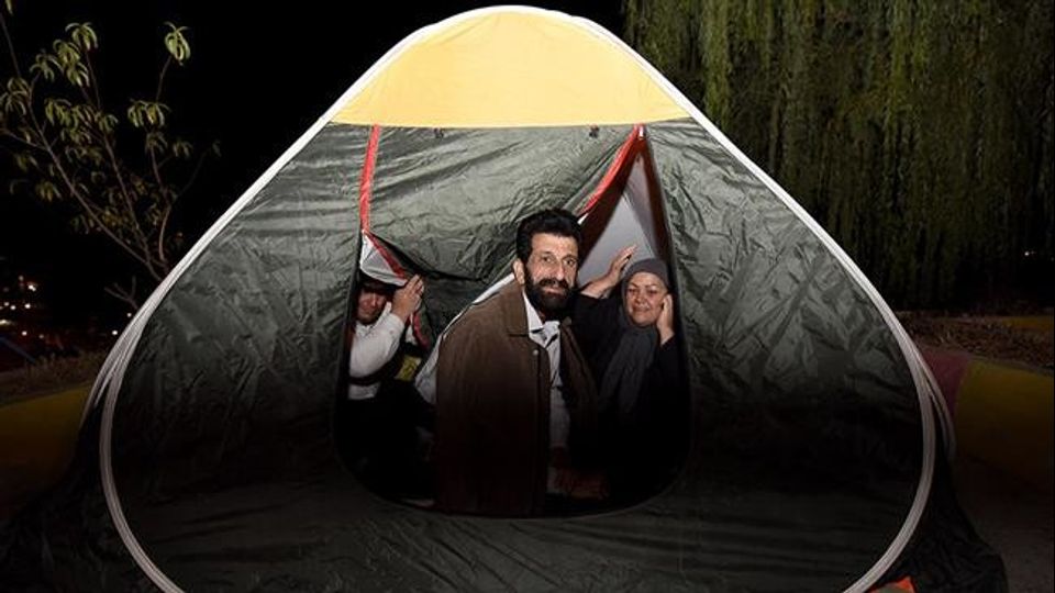 Elam, i pi&ugrave; fortunati nella seconda regione iraniana pi&ugrave; colpita dal sisma hanno trovato una tenda per pernottare&nbsp;