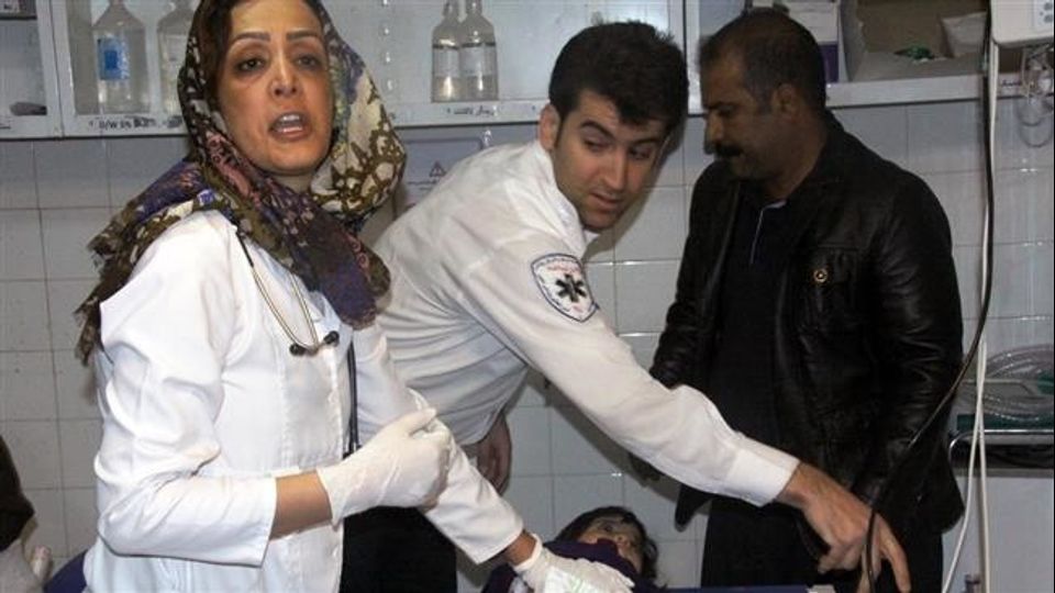 Medici volontari da tutto l&rsquo;Iran hanno raggiunto la regione di Kermanshah, come questa dottoressa immortalata a Qasr-e-Shirin&nbsp;