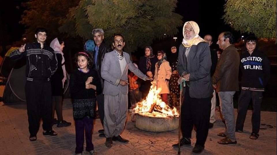 Centinaia di migliaia di persone, nell&rsquo;ovest dell&rsquo;Iran, hanno passato la notte all&rsquo;aperto, attorno ad un fuoco, per soffrire meno il freddo pungente, come questa famiglia dell&rsquo;Elam&nbsp;