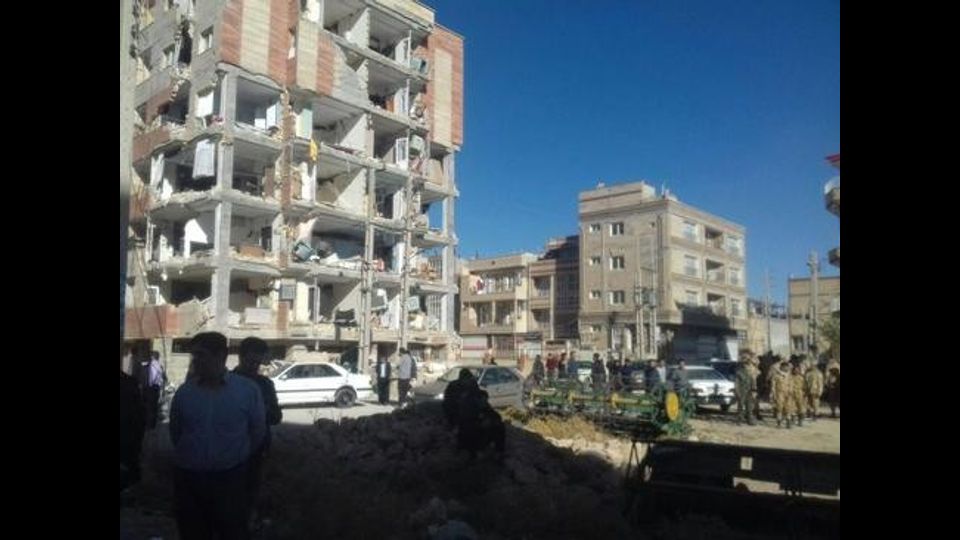 Questa foto &egrave; la foto simbolo del terremoto in queste ore: a sinistra un palazzo del progetto Mehr di Sarpol-e-Zahab, costruito dal governo, totalmente distrutto, mentre sullo sfondo a destra, un palazzo costruito da un privato, rimasto completamente intatto dopo il sisma; un&rsquo;immagine che pi&ugrave; di 100 articoli mette in evidenza le lacune e le responsabilit&agrave; del governo che anzich&egrave; garante del rispetto delle regole sulla costruzione di edifici anti-sismici, sembra stato il primo ad aver ignorato le normative&nbsp;