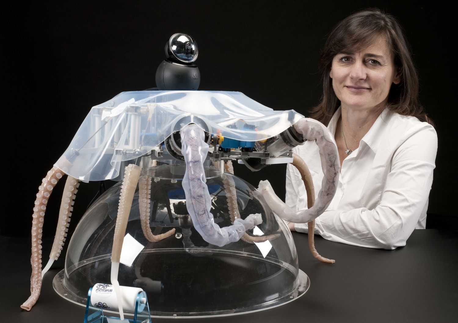 &nbsp;Cecilia Laschi con il robot Octopus