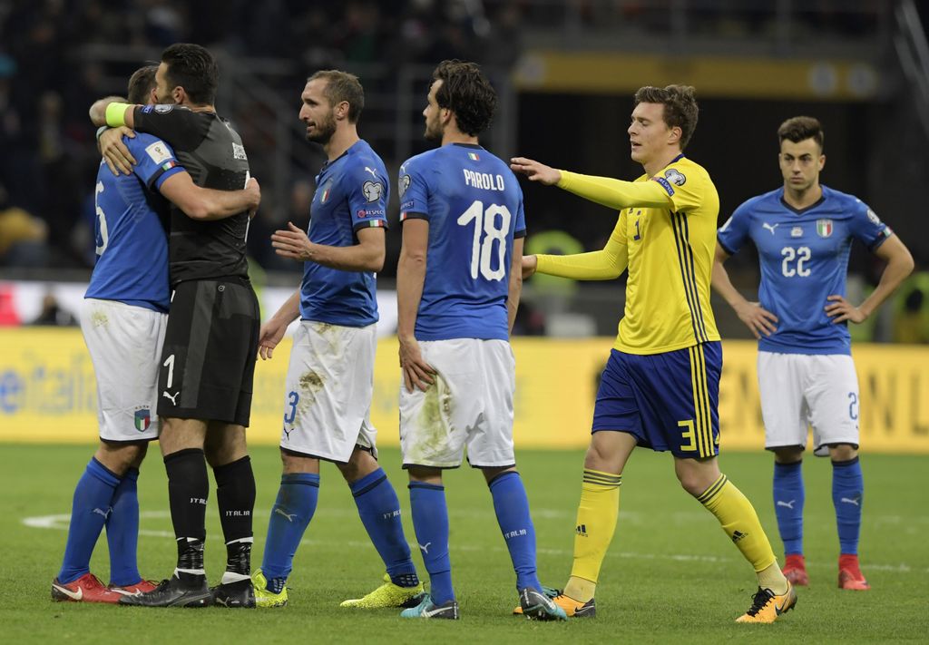 La nazionale italiana alla fine della partita con la Svezia