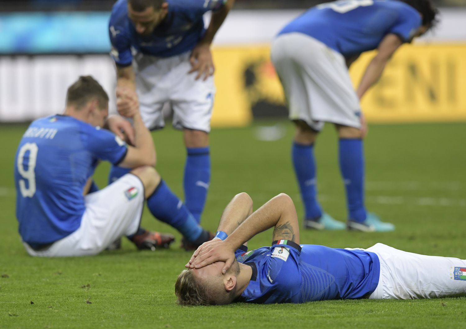 Ciro Immobile a terra dopo la fine della partita che ha portato l'Italia fuori dai Mondiali