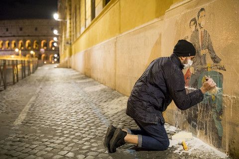 &quot;Le opere della&nbsp;street&nbsp;art sono per definizione &lsquo;outdoor&rsquo;, realizzate sui muri delle citt&agrave; ed esposte agli agenti atmosferici come agli inquinanti di cui l&rsquo;aria di molti centri urbani &egrave; satura&rdquo;, afferma Salvatore, l&rsquo;artista che opera dietro l&rsquo;identit&agrave; e il marchio di&nbsp;Tvboy. &quot;Per questo ho pensato che fosse un progetto stimolante quello in cui ha voluto coinvolgermi Greenpeace. Siamo al punto in cui un diritto elementare, molto pi&ugrave; radicale e insopprimibile di altri, come l&rsquo;atto del respirare, &egrave; messo a rischio. In questa circostanza ho messo volentieri le mie capacit&agrave; al servizio di questa protesta: un mondo in cui una boccata d&rsquo;aria &egrave; una minaccia per la salute &egrave; un mondo disumano&quot;, conclude l&rsquo;artista.&nbsp;