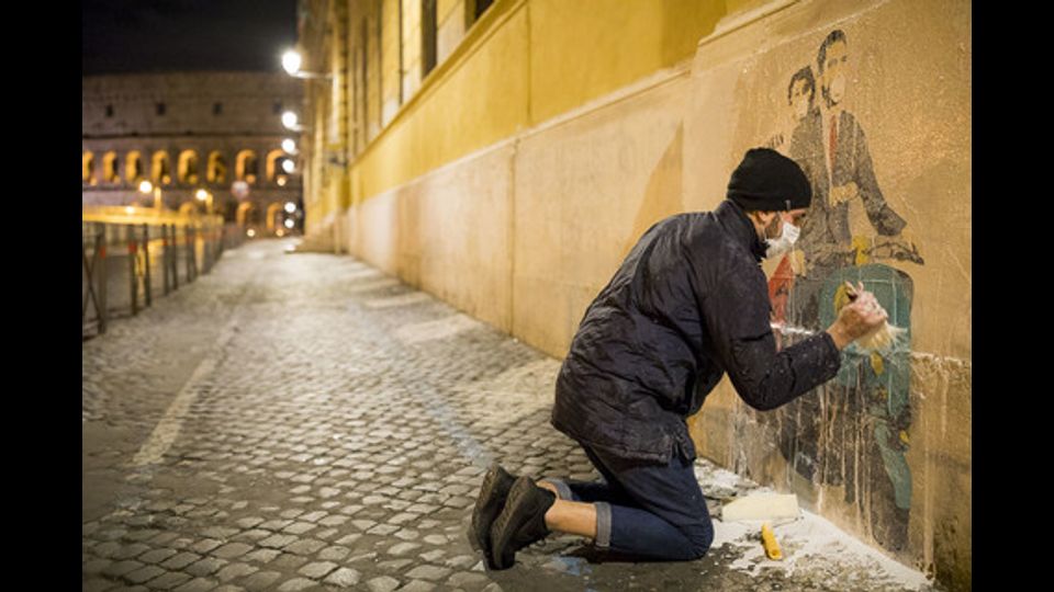 Greenpeace e lo&nbsp;street&nbsp;artist&nbsp;Tvboy&nbsp;hanno affisso la notte scorsa, in alcuni luoghi simbolici di Roma, una serie di opere per denunciare l&rsquo;inquinamento atmosferico e i danni sanitari che da questo derivano.&nbsp;