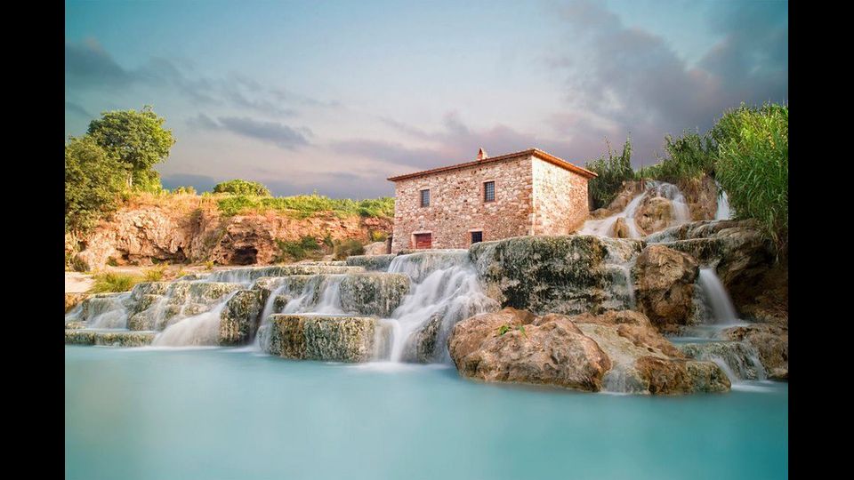 Cascate del Mulino (Saturnia, Toscana) - &quot;Le vasche create nel corso dei millenni hanno qualcosa di magico e di magnetico, l&rsquo;acqua calda ricca di zolfo che le ha forgiate &egrave; una meraviglia sulla pelle, soprattutto nelle non calde giornate autunnali&quot;. La crescita &egrave; del 44%&nbsp;