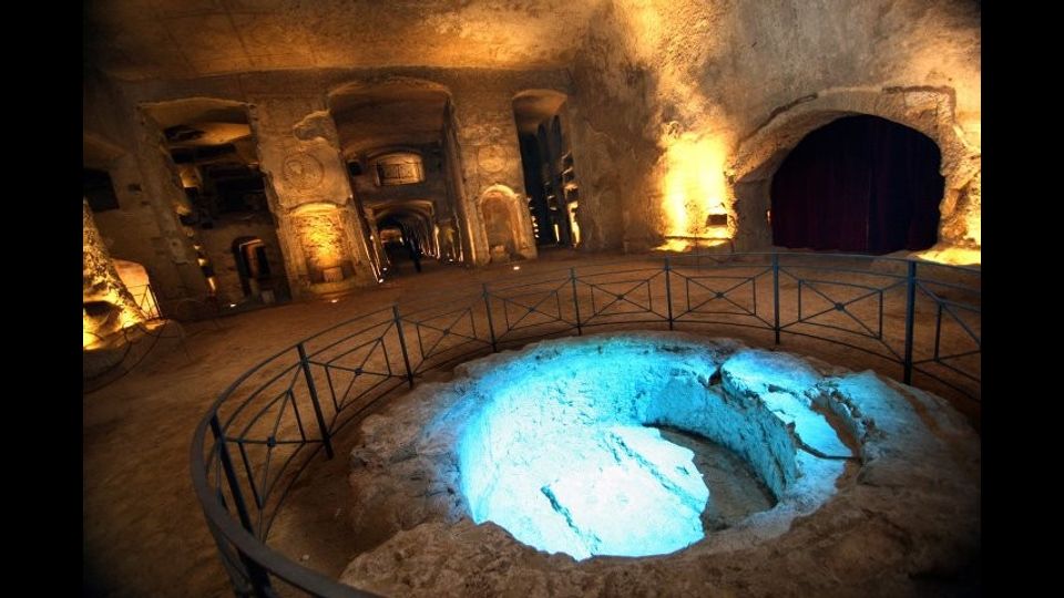Catacombe di San Gennaro (Napoli) - &quot;Impressionante l&rsquo;estensione della superficie di queste catacombe, un vero dedalo sotterraneo in cui sono presenti anche ampi spazi, tant&rsquo;&egrave; che durante la seconda guerra mondiale furono utilizzate come rifugio antiaereo&quot;. L&rsquo;affluenza aumenta del 40% anno su anno&nbsp;
