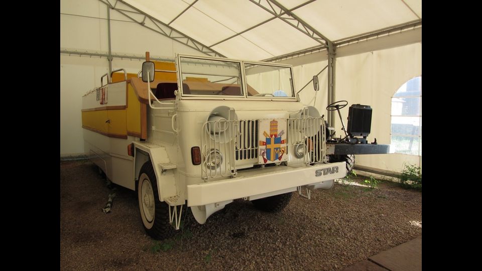 La Papamobile utilizzata da&nbsp;Giovanni Paolo II&nbsp;durante il suo primo viaggio apostolico in&nbsp;Polonia&nbsp;del&nbsp;1979, realizzata sulla base di un&nbsp;FSC Star 660&nbsp;