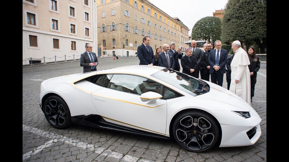 Papa Francesco riceve come regalo una Lamborghini Huracan dal CEO di Lamborghini, Stefano Domenicali (Afp)&nbsp;