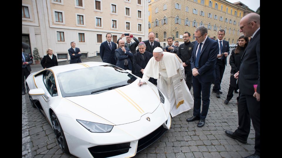 Papa Francesco riceve come regalo una Lamborghini Huracan dal CEO di Lamborghini, Stefano Domenicali (Afp)&nbsp;