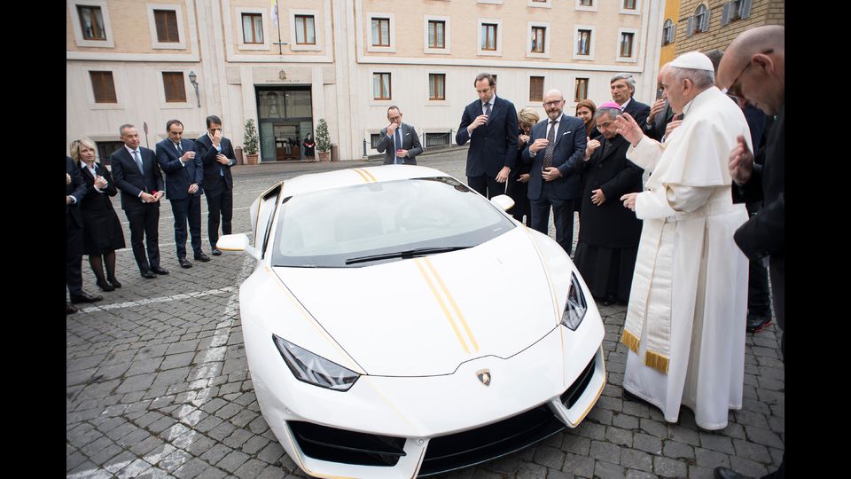 Papa Francesco riceve come regalo una Lamborghini Huracan dal CEO di Lamborghini, Stefano Domenicali. L'auto sar&agrave; messa all'asta e il ricavato verr&agrave; devoluto in beneficienza (Afp)&nbsp;