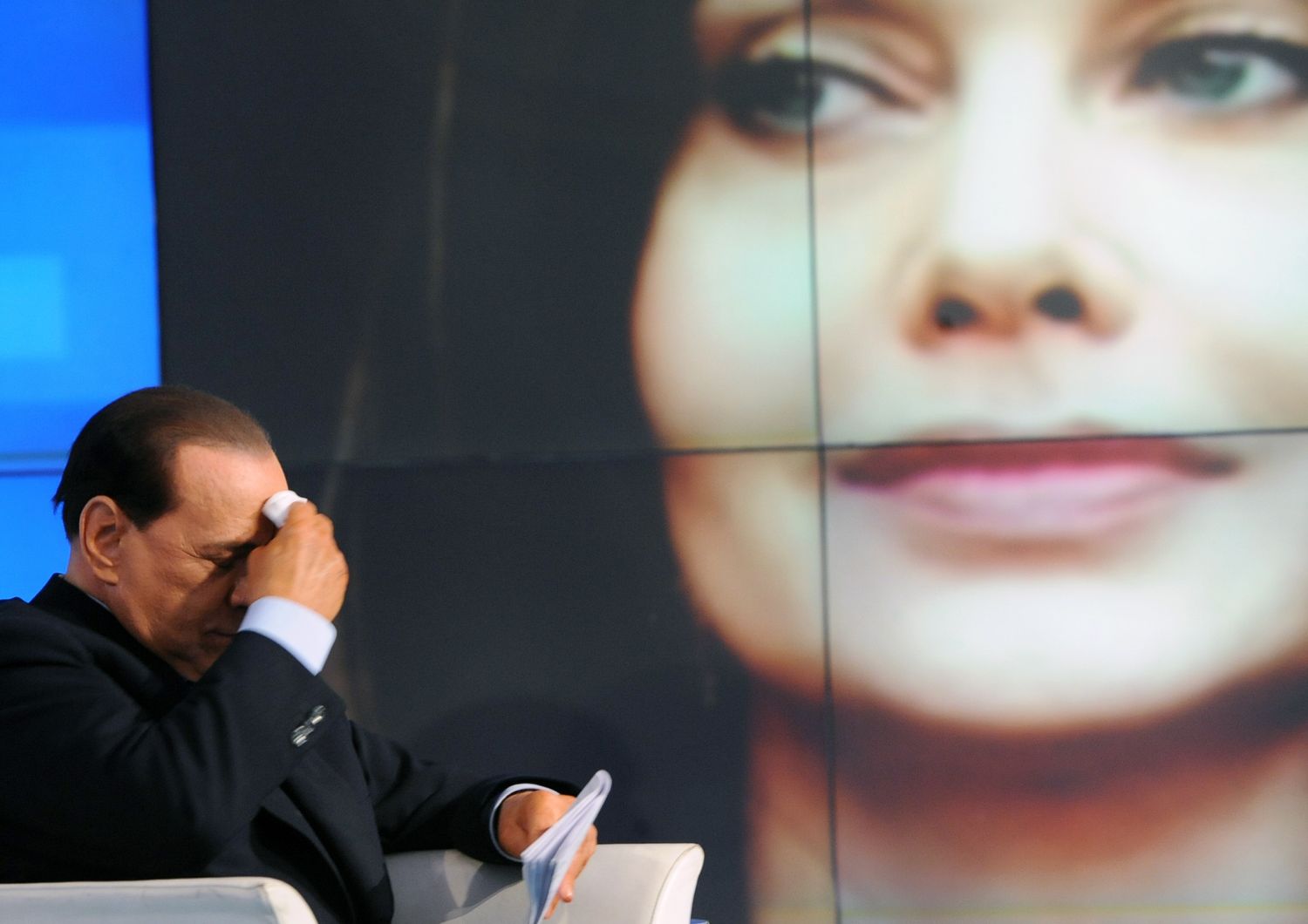 &nbsp;Silvio Berlusconi negli studi di Porta a porta, sullo schermo Veronica Lario