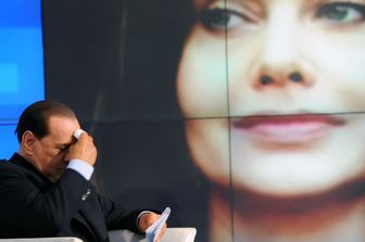 &nbsp;Silvio Berlusconi negli studi di Porta a porta, sullo schermo Veronica Lario