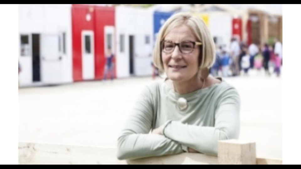 Maria Rita Pitoni, 57 anni, (Rieti) Ufficiale dell&rsquo;Ordine al Merito della Repubblica Italiana: &ldquo;Per la professionalit&agrave; e l&rsquo;umanit&agrave; con cui, nelle aree terremotate, ha prestato il proprio servizio per garantire il regolare svolgimento dell&rsquo;attivit&agrave; scolastica nonostante le difficili condizioni del territorio devastato dal sisma&rdquo;.Prima di diventare dirigente scolastico ha insegnato filosofia, storia, psicologia, scienze dell&rsquo;educazione. Gi&agrave; a capo di quattro istituti tecnici a Rieti, per un totale di 850 ragazzi, da settembre 2016 &egrave; anche la nuova dirigente scolastica di Amatrice, Accumuli e Cittareale. All&rsquo;inizio dell&rsquo;anno scolastico &egrave; andata nei campi di accoglienza nelle tendopoli nelle frazioni pi&ugrave; isolate, ha scritto messaggi sui social, ha incoraggiato bambini e ragazzi a non cambiare citt&agrave; o indirizzo di studi e trasformando il primo giorno di scuola in un giorno di festa. Ex volontaria della Croce Rossa Italiana in Iraq e in Kosovo.&nbsp;