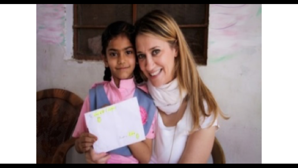 Emanuela Sabbatini, 41 anni, (Roma) Cavaliere dell&rsquo;Ordine al Merito della Repubblica Italiana: &ldquo;Per il suo contributo a favore della alfabetizzazione femminile e del contrasto al fenomeno delle spose bambine in India&rdquo;Analista informatica e insegnante di yoga, nel 2013 ha fondato AFLIN, costola italiana della Fior di Loto India Foundation che offre istruzione gratuita (scuola materna, elementare e media) a 550 bambine a Pushkar. Al momento dell&rsquo;iscrizione, i genitori si impegnano a non dare le proprie figlie in sposa prematuramente, in uno Stato dove la met&agrave; dei matrimoni si celebra con spose bambine e dove il tasso di alfabetizzazione &egrave; sotto la gi&agrave; bassa media nazionale. In questo contesto di promozione di un ruolo attivo delle donne &egrave; nato un progetto che, con il contributo della fotografa Betty Masini, ha coinvolto 50 bambine, nell&rsquo;attivit&agrave; di fotoreporter per raccontare il proprio mondo.&nbsp;