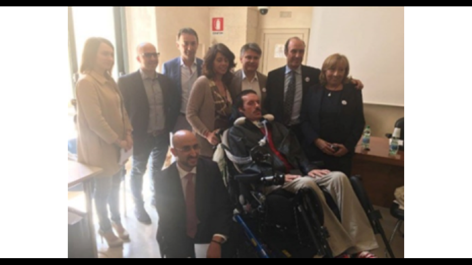 &nbsp;Gaetano Fuso, 41 anni (Calimera - LE), Cavaliere dell&rsquo;Ordine al Merito della Repubblica Italiana: &rdquo;Per la determinazione e la forza d&rsquo;animo con cui ha portato a compimento il progetto &ldquo;La Terrazza &ndash; Tutti al mare!&rdquo; per i malati di SLA e di altre patologie neurodegenerative&rdquo;.Da cinque anni affetto da sclerosi laterale amiotrofica. Prima di ammalarsi era un ragazzo dinamico, sportivo, che amava il mare. Anche dopo la malattia sognava di poter continuare ad accedere alla spiaggia. Nell&rsquo;estate 2015 ha realizzato il progetto La Terrazza 'Tutti al mare!', grazie al sostegno della famiglia e degli amici pi&ugrave; cari, ingegneri, informatici, fotografi, esperti in comunicazione e nanotecnologie, che con lui hanno fondato l&rsquo;associazione 2HE - Center for Human Health And Environment, e grazie al gruppo &ldquo;Pazzi per Gaetano&rdquo;, che ha sposato la causa organizzando iniziative e campagne di crowdfunding. A pochi chilometri da Calimera, a San Foca, sorge oggi una terrazza sul mare attrezzata per ospitare in modo sicuro e senza alcun tipo di barriera malati di SLA e di altre patologie neurodegenerative.