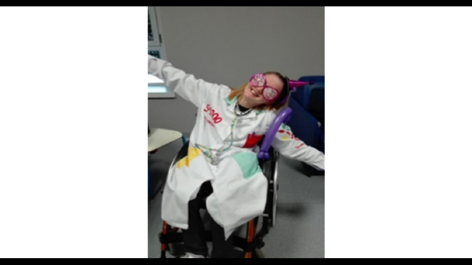 Greta Sole De Todaro, 31 anni, Residente a Milano, Cavaliere dell&rsquo;Ordine al Merito della Repubblica Italiana: &rdquo;Per il suo impegno e il suo generoso contributo alle attivit&agrave; di sostegno ai bambini ricoverati nelle strutture ospedaliere&rdquo;.Prima clownterapeuta italiana in sedia a rotelle, dedica quasi tutto il suo tempo libero ai bambini ricoverati nel reparto di pediatria dell&rsquo;ospedale Niguarda Ca&rsquo; Granda di Milano. Nella sua lunga lotta contro la malattia (diplegia spastica - forma di paralisi che causa disabilit&agrave; motoria agli arti inferiori), ha incontrato i clownterapeuti, sperimentando in prima persona i benefici della loro presenza. Ha deciso quindi di donare ad altri ci&ograve; che ha ricevuto e ha contattato l&rsquo;Associazione Teniamoci per mano per partecipare al corso di formazione e diventare clown nelle corsie per ridare, a sua volta, il sorriso a tanti bambini con canzoni, fiabe e magia.&nbsp;