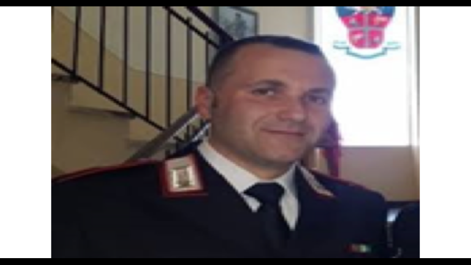 Riccardo Capeccia, 45 anni (Villanova D&rsquo;Asti - AT) Cavaliere dell&rsquo;Ordine al Merito della Repubblica Italiana: &rdquo;Per la prova di coraggio e prontezza con cui &egrave; riuscito a fermare un tir in corsa e senza controllo a causa di un malore del conducente&rdquo;.Appuntato scelto, da 12 anni in servizio presso la Compagnia dei Carabinieri di Villanova D'Asti. Nell&rsquo;aprile scorso era di pattuglia quando si &egrave; accorto di un tir fermo lungo la statale. Poich&eacute; l'autista si era sentito male e aveva lasciato il volante senza azionare i freni, mentre veniva chiamato il 118, il mezzo ripartiva prendendo velocit&agrave; lungo la strada in discesa. A quel punto l&rsquo;Appuntato scelto &egrave; riuscito a saltare a bordo del tir e fermarlo, salvando non solo l&rsquo;autista ormai incosciente ma anche i passeggeri a bordo di automobili che arrivavano sulla corsia opposta.&nbsp;