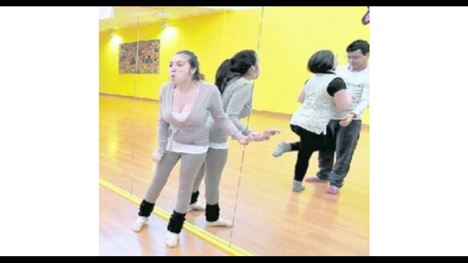 Virginia Di Carlo, 25 anni (Druento - TO) Cavaliere dell&rsquo;Ordine al Merito della Repubblica Italiana:&rdquo; Per aver testimoniato in prima persona come lo sport e la passione possano aiutare a superare i limiti derivanti dalla disabilit&agrave;&rdquo;.Rappresentante legale dell&rsquo;Associazione Artistico Culturale Sportiva Dilettantistica &ldquo;Special Angels&rdquo;, &egrave; affetta da tetraparesi spastica dalla nascita e insegna danza a ragazzi con sindrome di down. La sua storia comincia in una scuola di danza caraibica quando un giorno, accompagnando con la madre i suoi fratelli, trascinata dalla musica cominci&ograve; a muoversi e accett&ograve; l&rsquo;invito della maestra a provare. Accadde quello che lei stessa chiama il &ldquo;miracolo di iniziare a camminare danzando&rdquo;. Con l'aiuto della sua insegnante di danza, si &egrave; data piccoli obiettivi progressivi: prima i passi elementari, poi quelli in coppia con la sorella Martina, poi una piccola coreografia da sola. &Egrave; diventata maestra di danza. Si occupa di ragazzi con handicap fisici o psichici. Si &egrave; laureata in Scienze motorie con una tesi sulle danze paralimpiche. &nbsp;