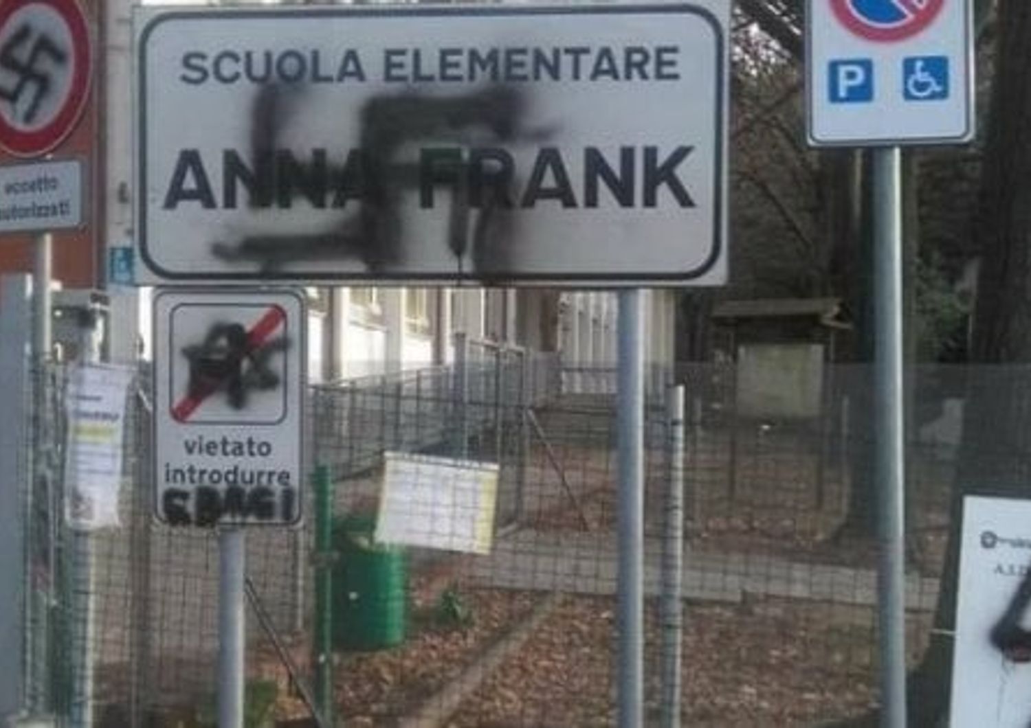 &nbsp;Pesaro, svastica sulla scuola intitolata ad Anna Frank