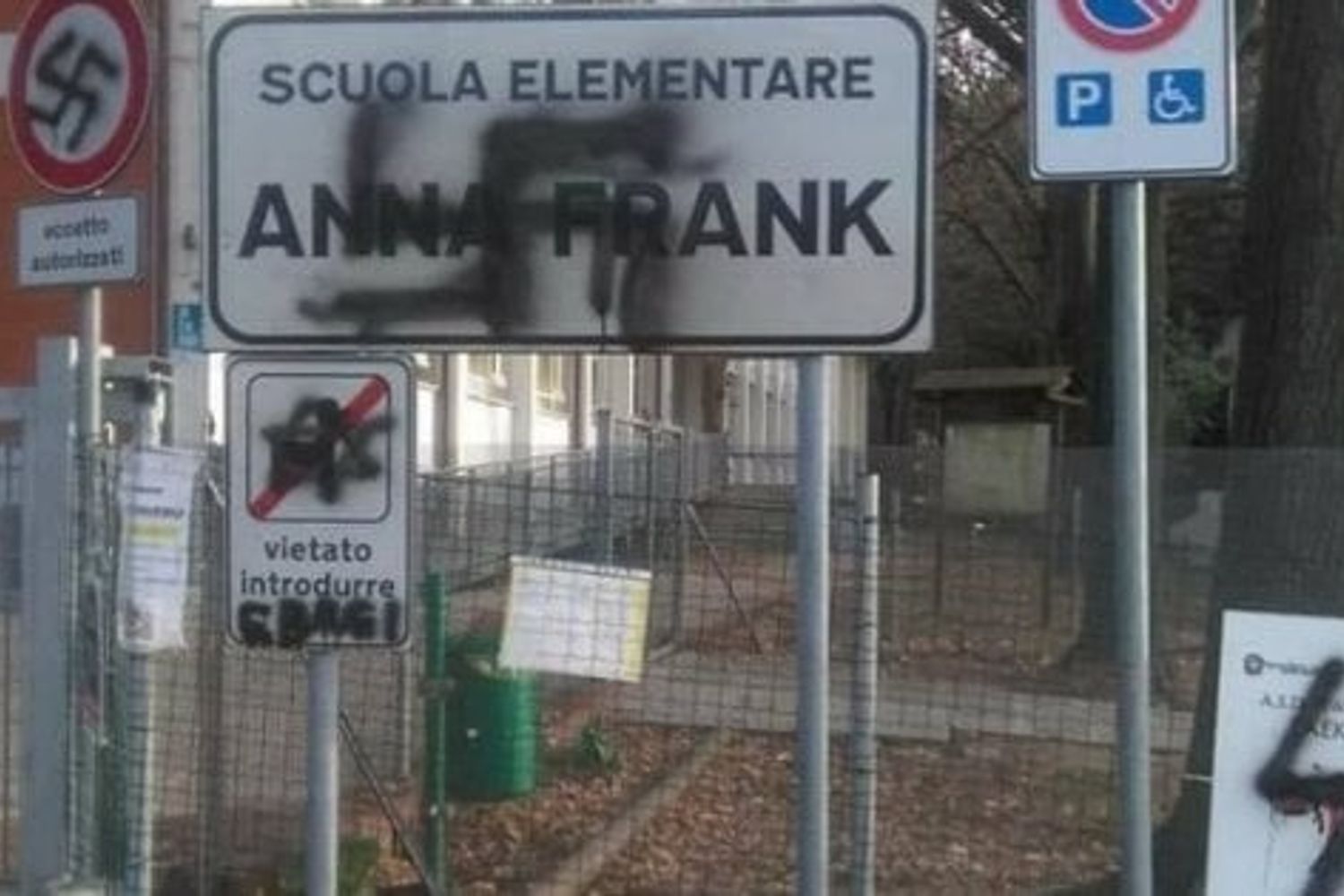 &nbsp;Pesaro, svastica sulla scuola intitolata ad Anna Frank