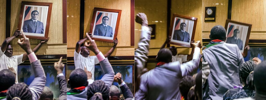 &nbsp;Un ritratto di Mugabe viene rimosso da un'ala del Parlamento