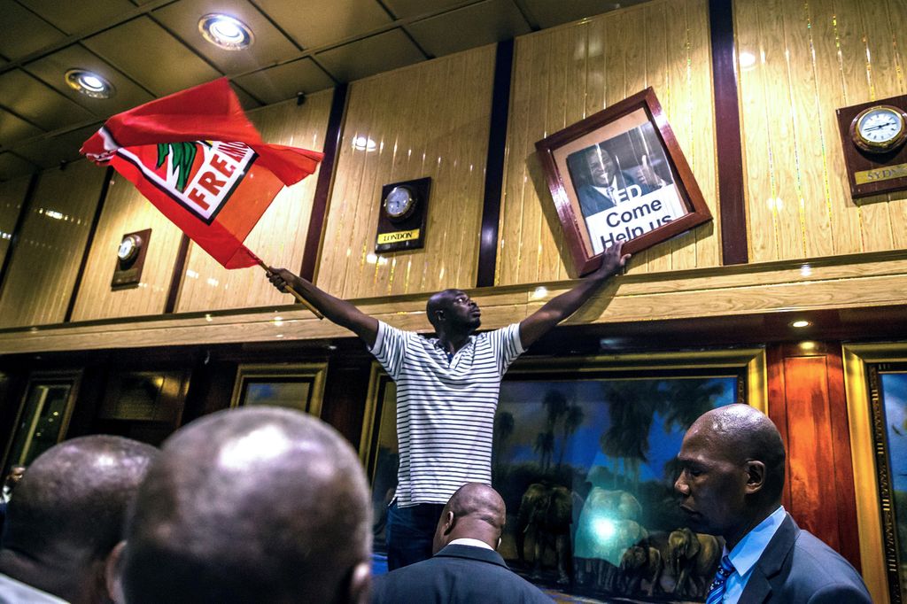 &nbsp;Al suo posto, viene esposto il volto del vice presidente Emmerson Mnangagwa