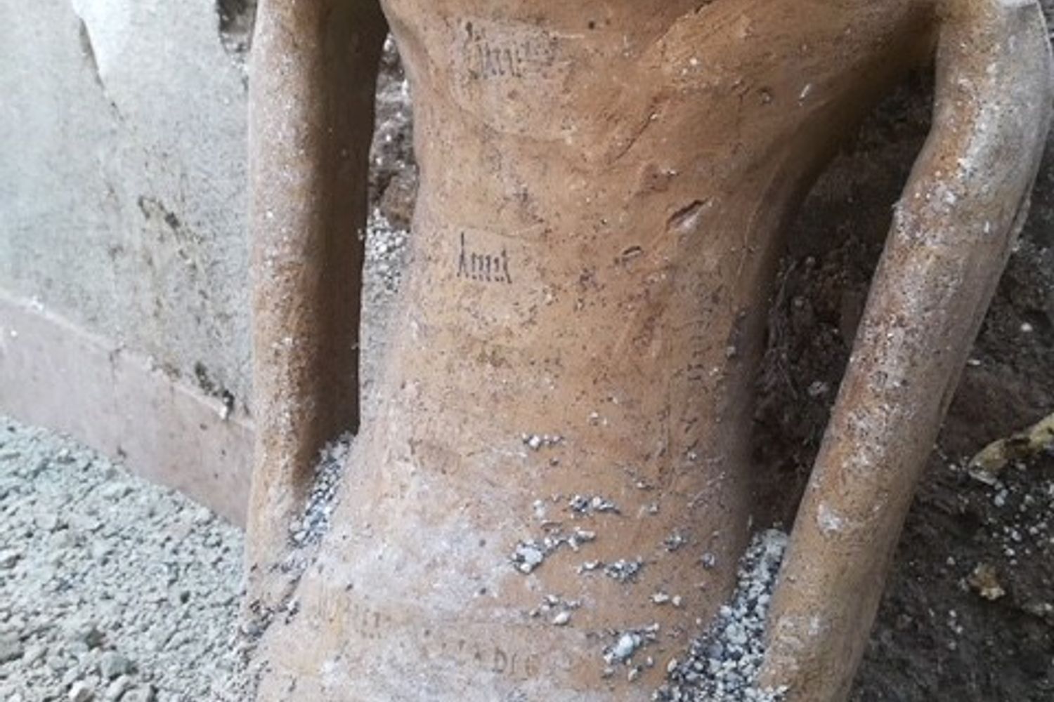 Un'anfora, del tipo di quella trafugata in Australia tra pacchi di pasta