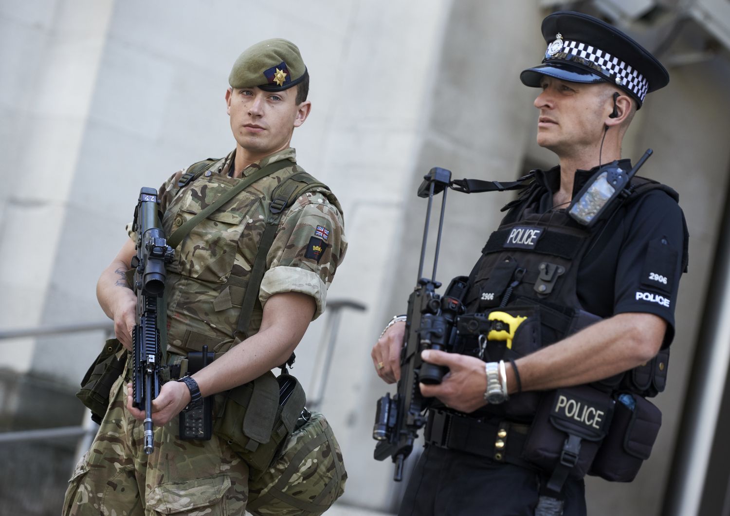 &nbsp;Un agente di polizia e un militare britannico dispiegati nell'ambito dell'operazione 'Temperer'