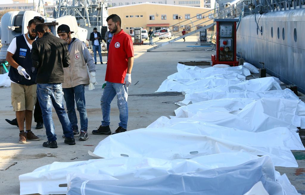 &nbsp;I corpi dei migranti morti nel naufragio al largo della Libia allineati sulla banchina della base navale di Tripoli