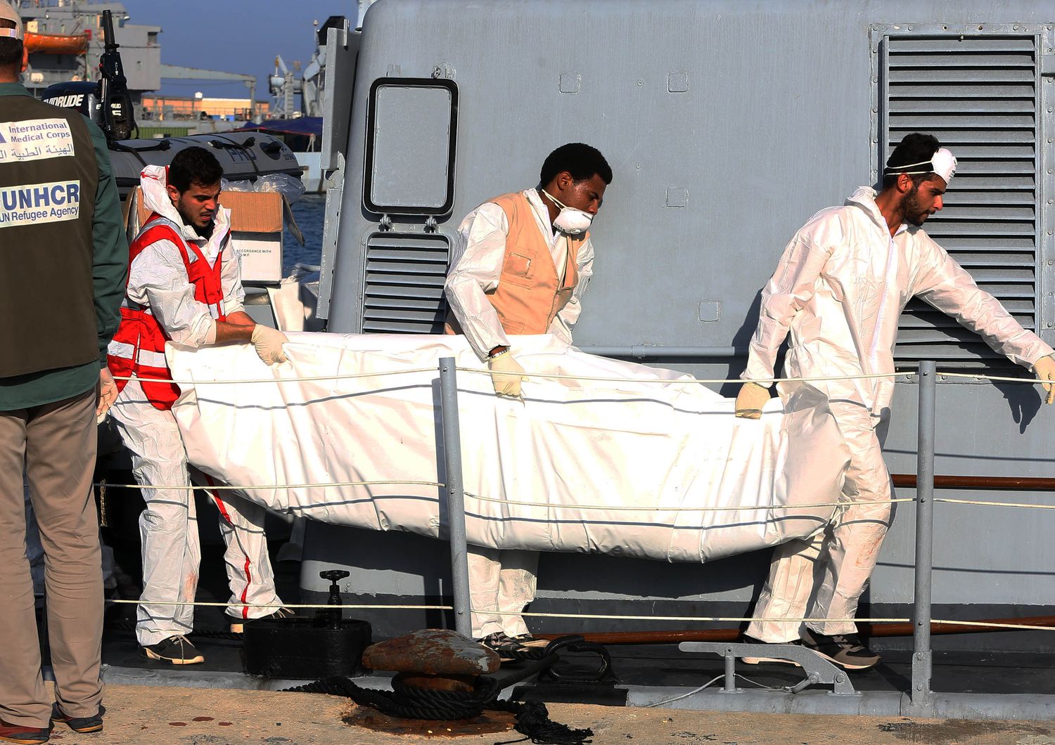 &nbsp;I corpi dei migranti morti nel naufragio al largo della Libia sbarcati nella base navale di Tripoli