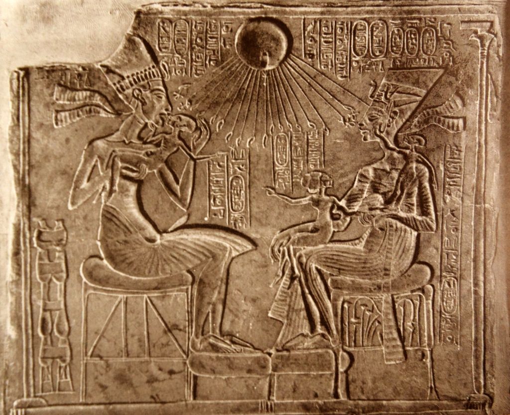 &nbsp;incisione su argilla raffigurante il faraone&nbsp;Akhenaton&nbsp;e la sua famiglia