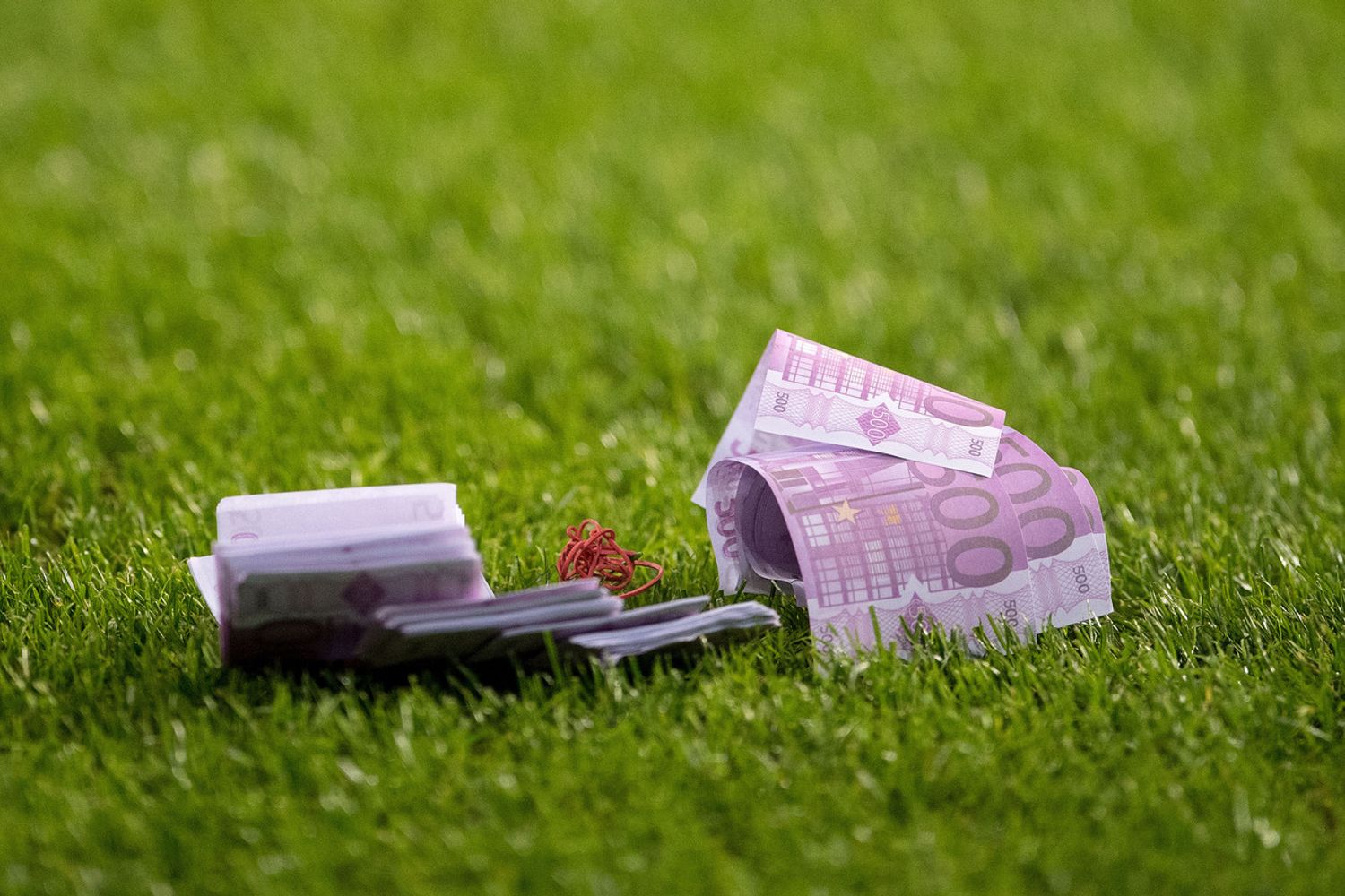 Soldi finti lanciati in campo dai fan del FC Bayern Munich durante l'incontro di Champions League con il RSC Anderlecht