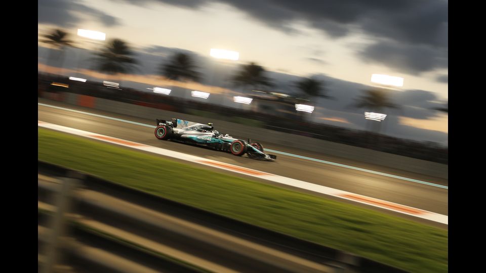 Il Gran Premio di Formula 1 di Abu Dhabi sul circuito di Yas Marina si chiude con la vittoria di Bottas davanti a Hamilton, chiude il podio Vettel. 26 novembre 2017