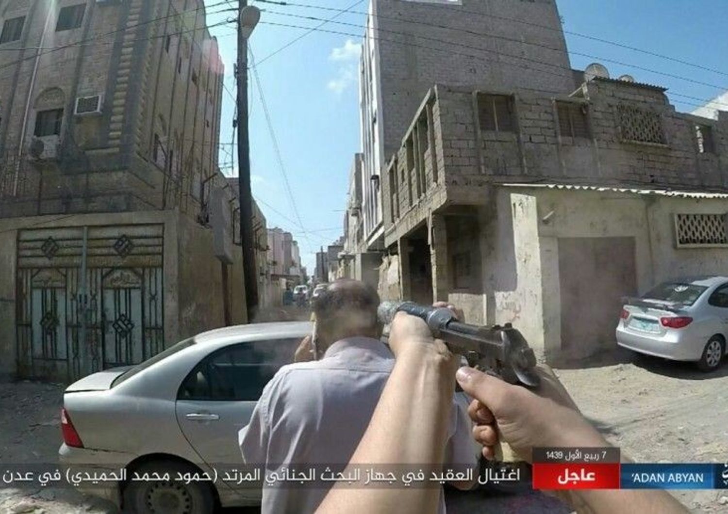 Il momento dell'uccisione da parte dell'Isis dell'ufficiale yemenita Hamoud Mohamed al Humaidi