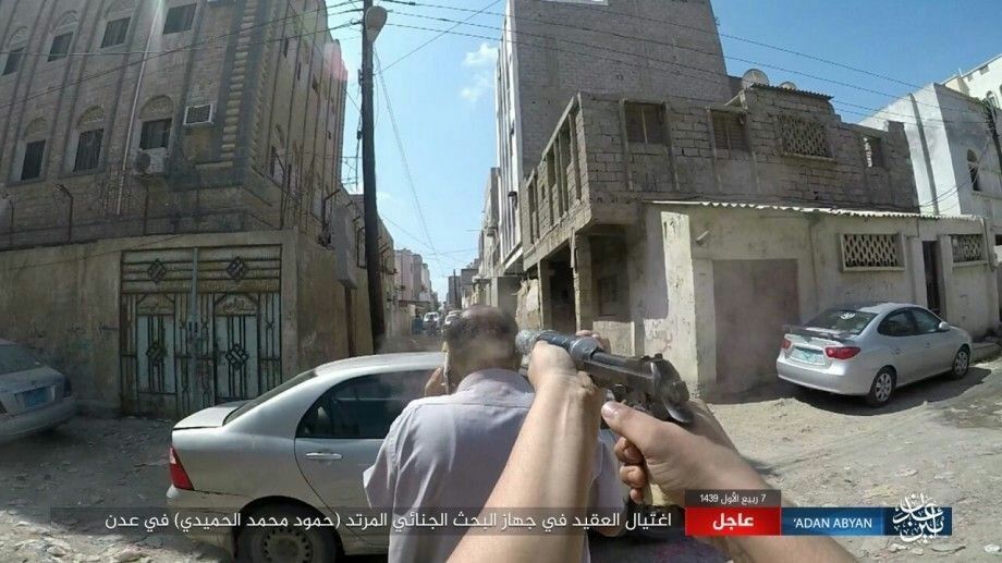 Il momento dell'uccisione da parte dell'Isis dell'ufficiale yemenita Hamoud Mohamed al Humaidi