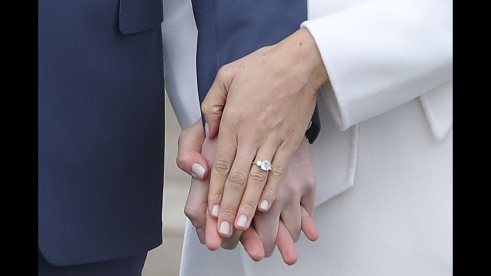 Il principe Harry e l'attrice americana Meghan Markle&nbsp;mentre mostra il suo anello di fidanzamento nel Sunken Garden a Kensington Palace.
