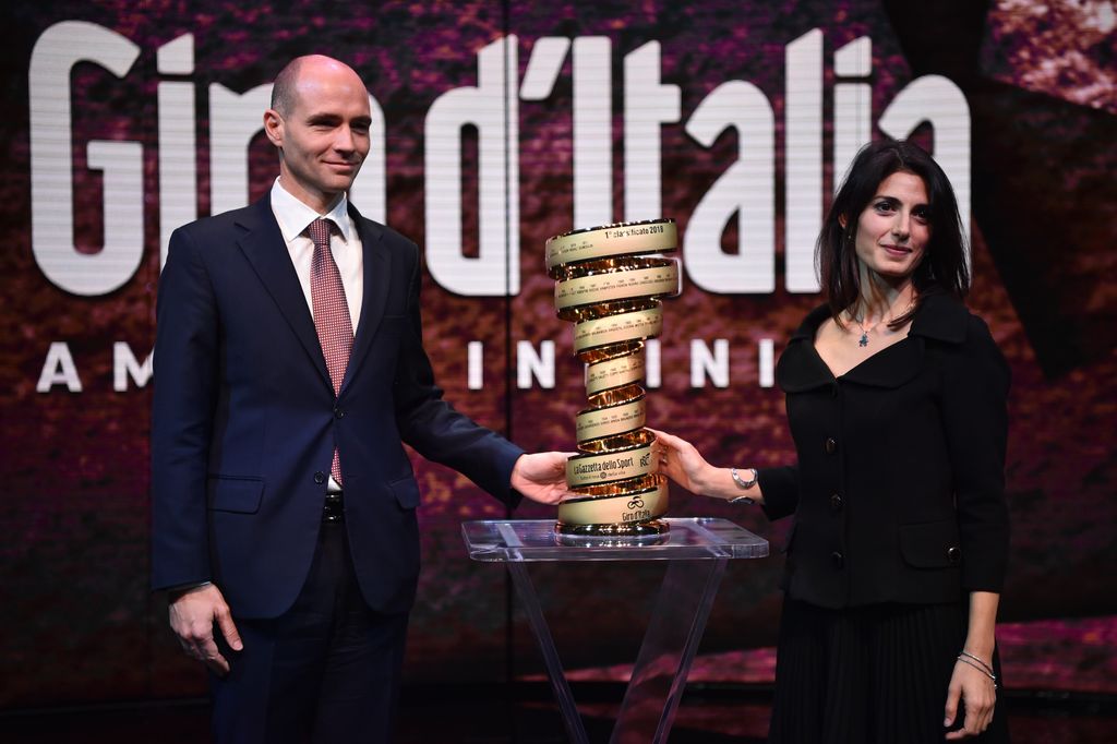 L'ambasciatore israeliani, Ofer Sachs, e la sindaca di Roma (tappa finale), Virginia Raggi alla presentazione del Giro 2018.