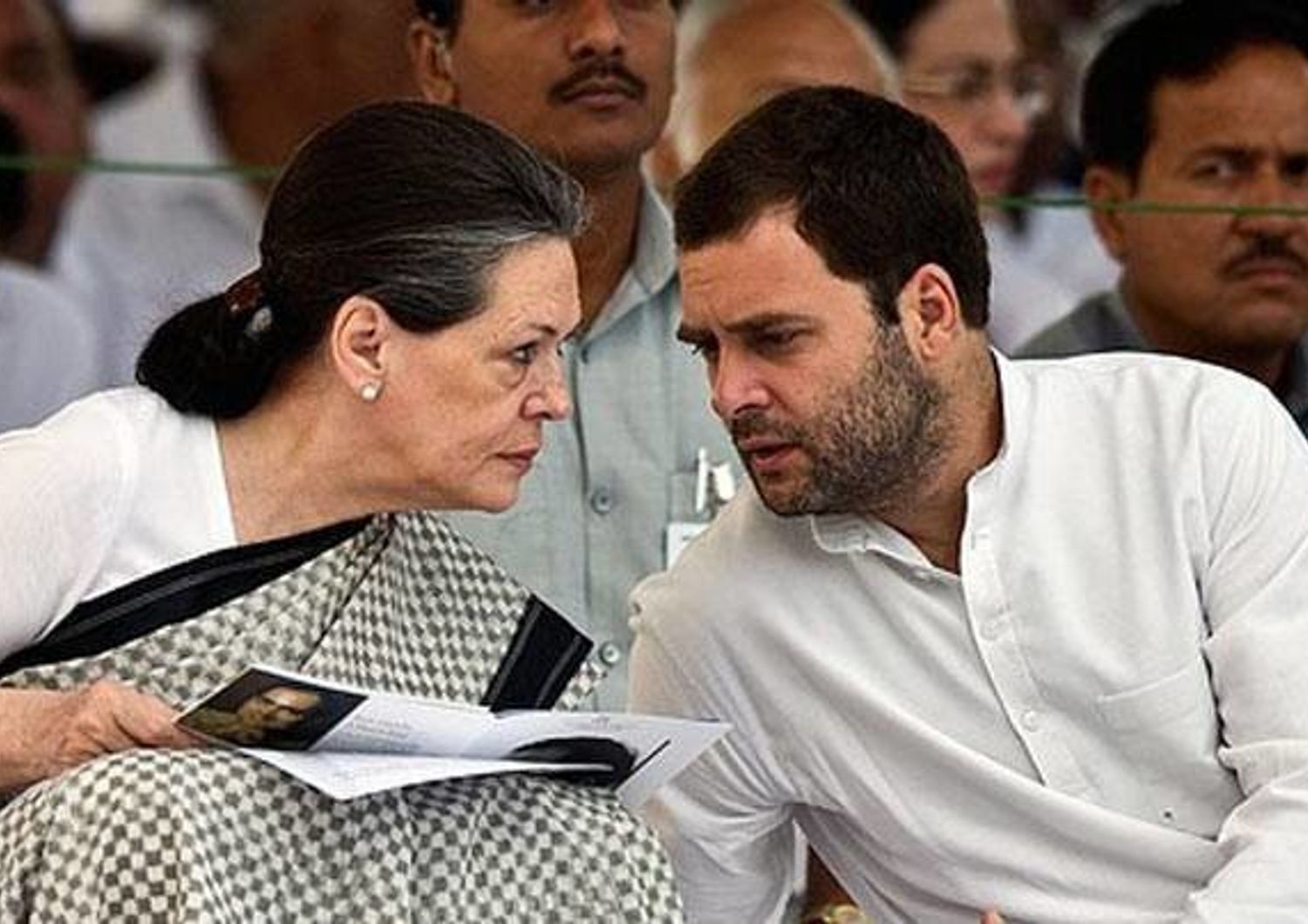 L&#39;ultima battaglia di Sonia Gandhi: far nominare il figlio suo successore